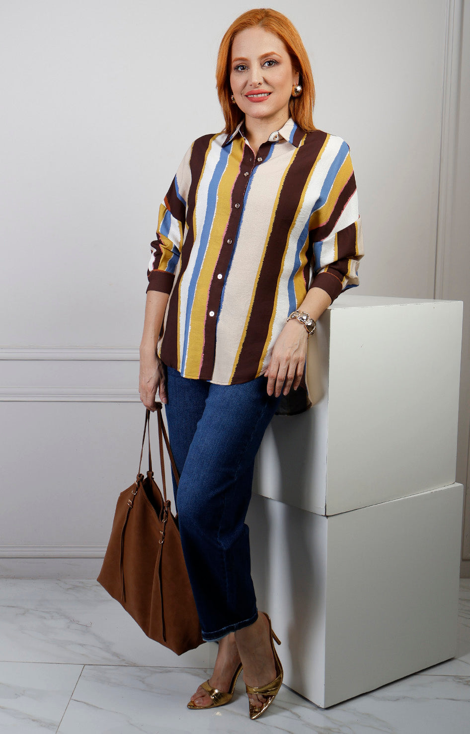 Blusa camisera de rayas verticales de la marca Boutiquemirel en estilo regular, con diseño clásico y cuello en V.