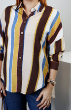 Blusa camisera de rayas verticales de la marca Boutiquemirel, con diseño de cuello y mangas largas.