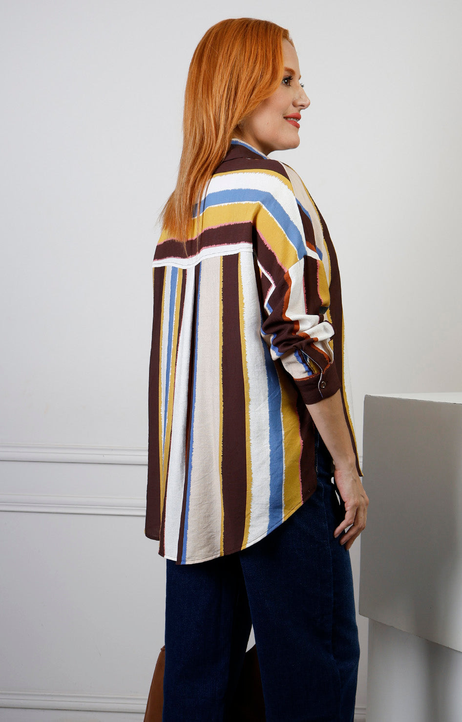 Blusa camisera de rayas verticales de la marca Boutiquemirel en estilo regular, con cuello y botones visibles.