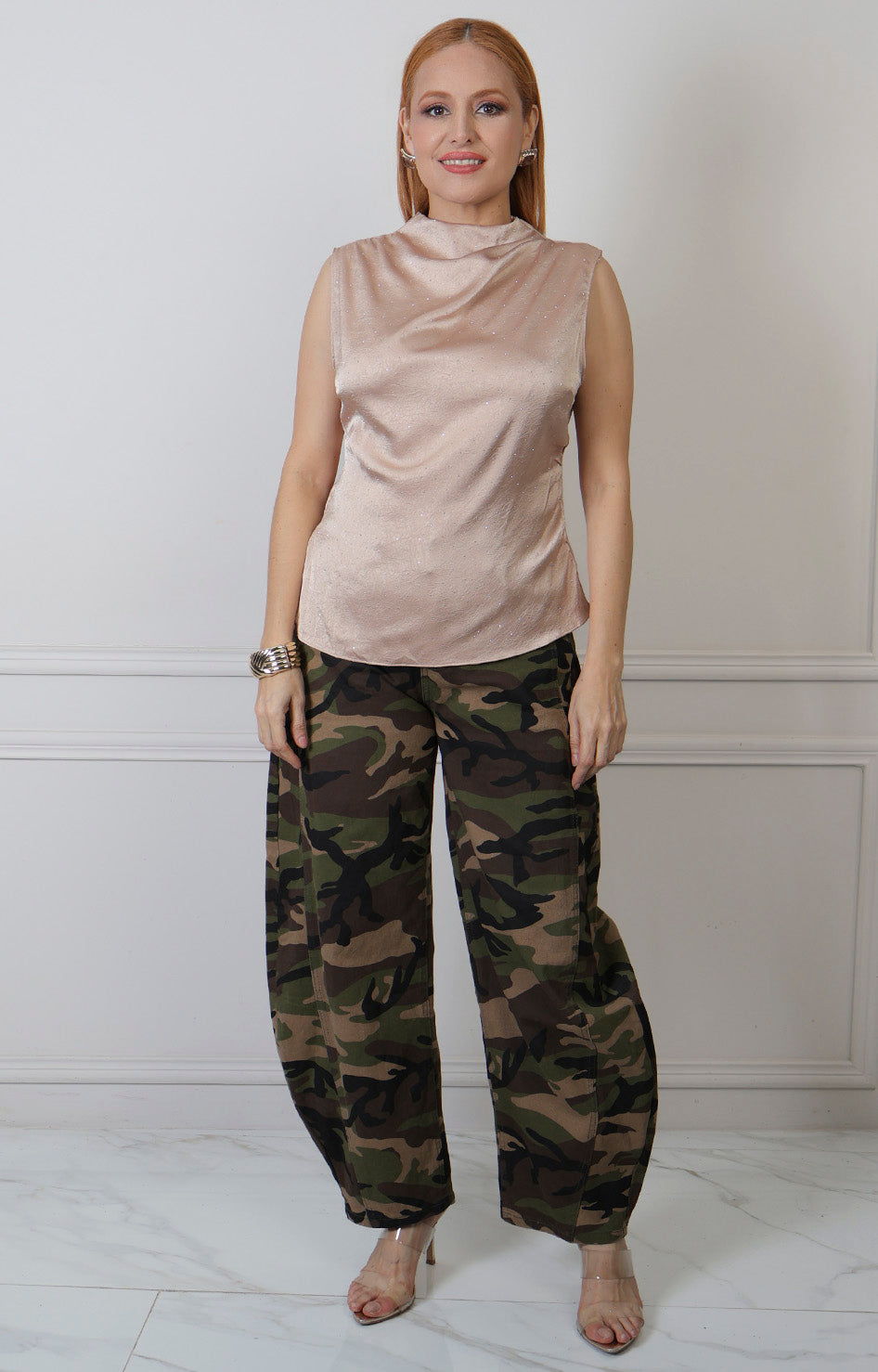 Blusa beige sin manga con pedrería