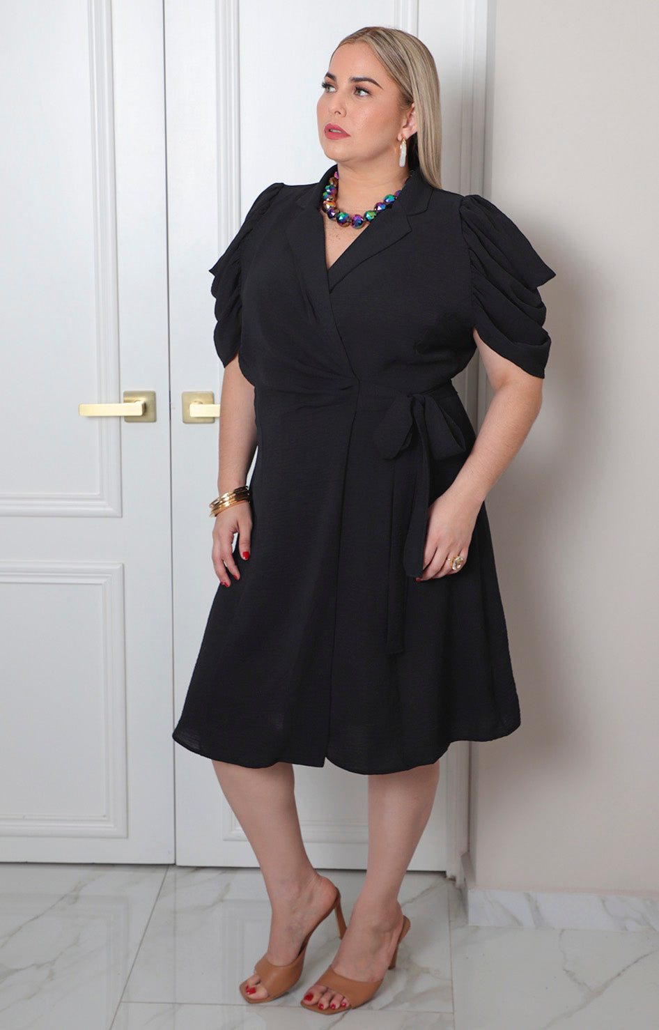 Vestido corto curvy negro cruzado con mangas globo de la marca Boutiquemirel, mostrando el diseño elegante y detalles del vestido.