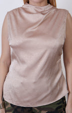 Blusa beige sin manga con pedrería