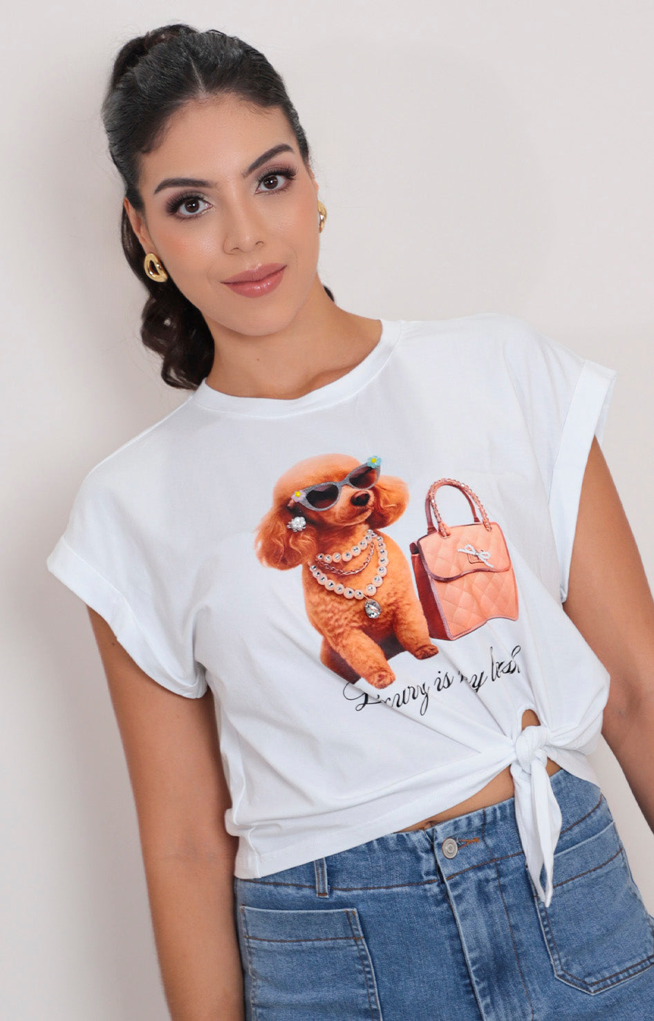 Blusa blanca estampada con aplicaciones