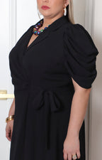Vestido corto curvy negro de Boutiquemirel con cruzado y mangas globo, diseñado para resaltar la figura femenina.