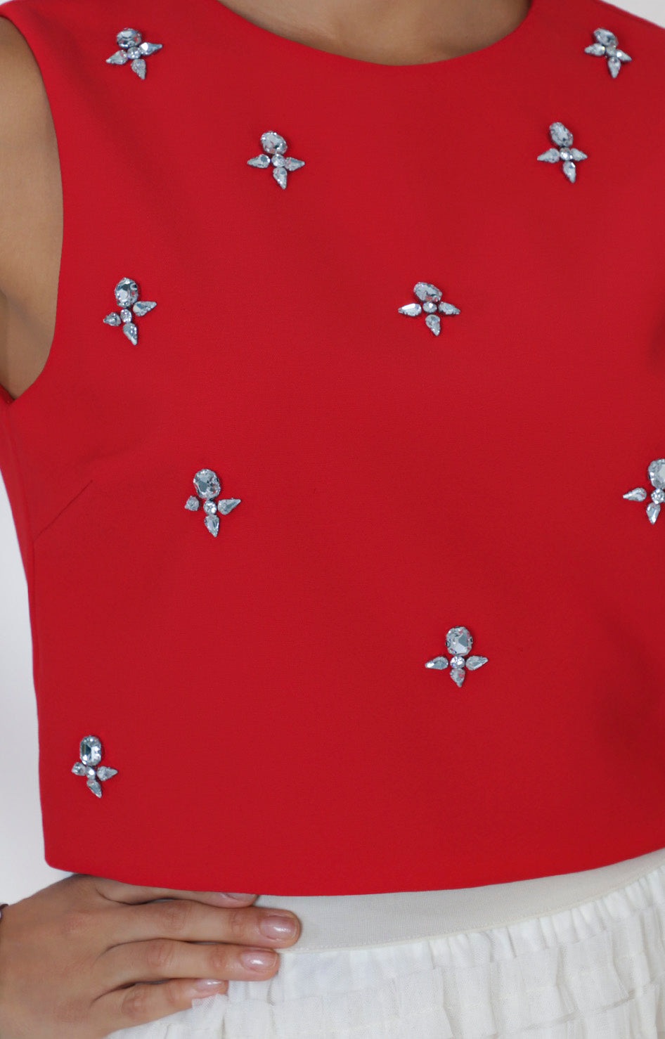 Blusa roja con aplicaciones