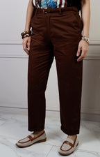 Pantalón regular de Boutiquemirel con cinturón trenzado en tela suave y diseño clásico, vista frontal del producto