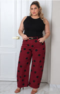 Pantalón curvy de Boutiquemirel con estampado de lunares y cinturón, mostrando el diseño y la textura del tejido.