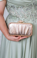 Clutch dorada plisada