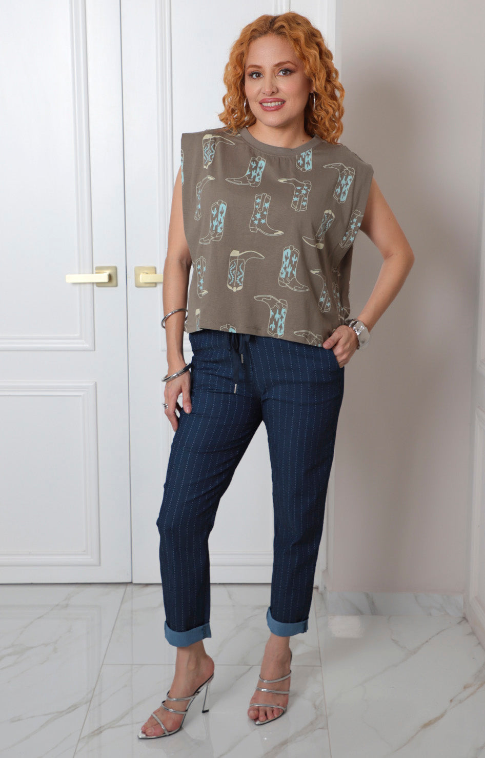Blusa verde estampado de botas vaqueras