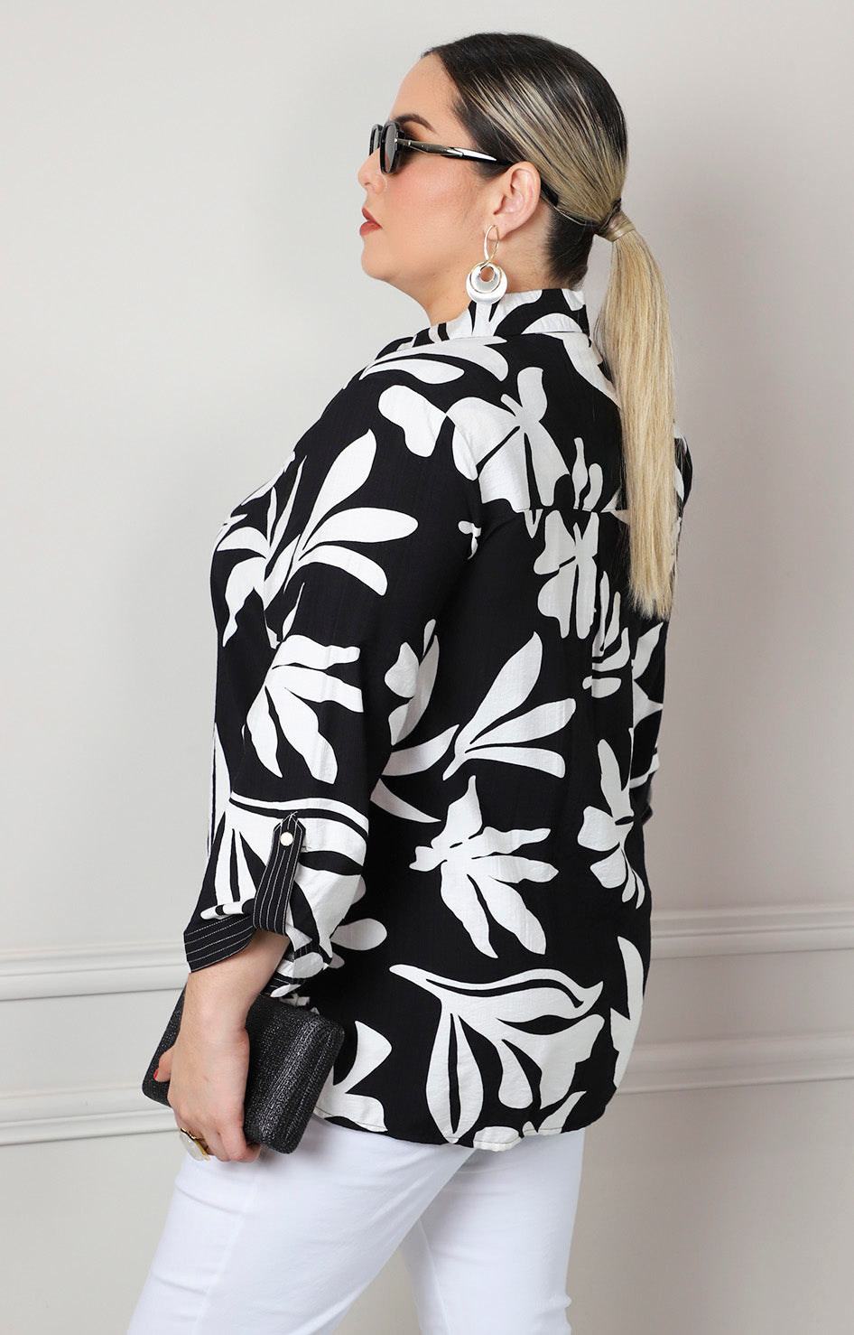 Blusa con estampado floral blanco y botones dorados