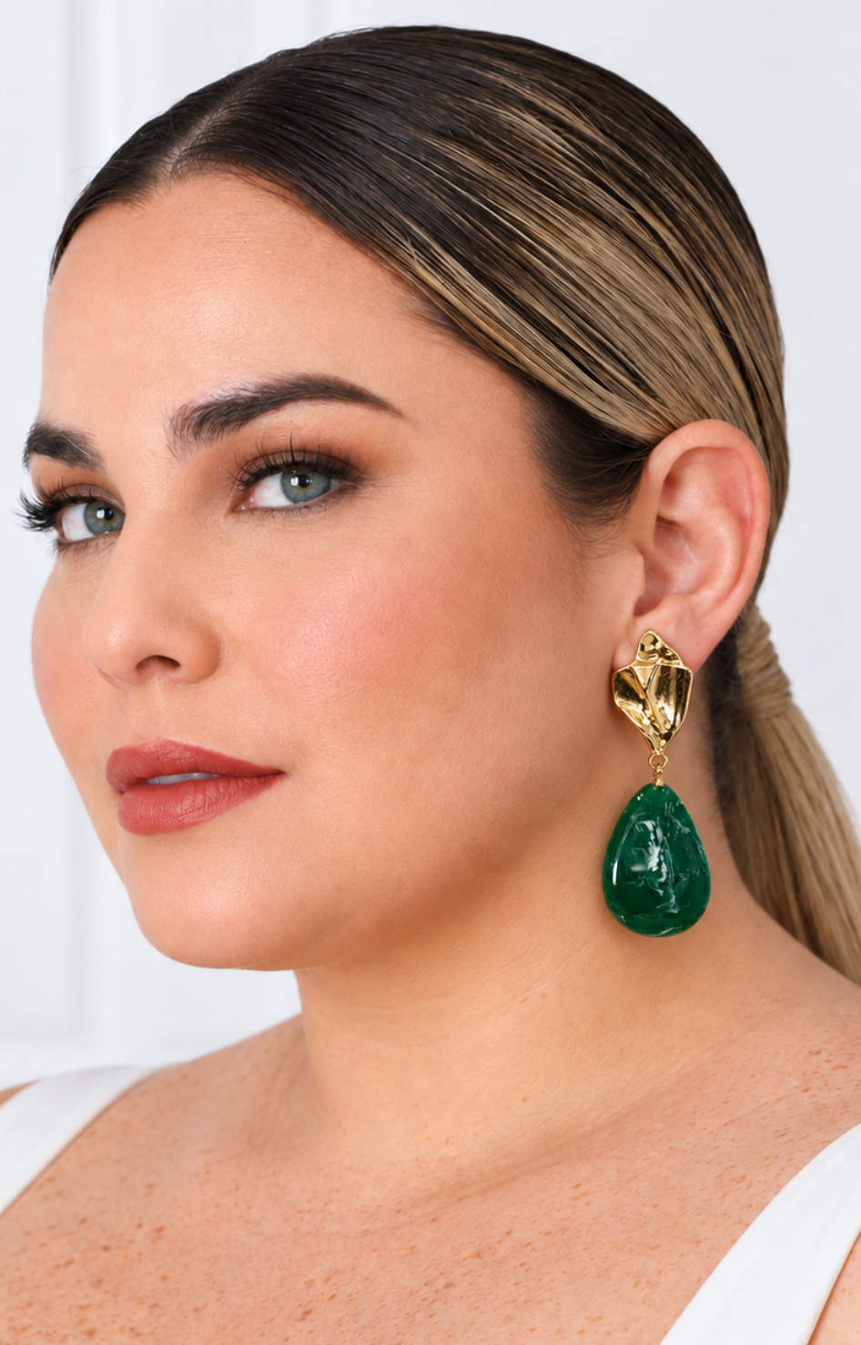 Aretes colgantes con gota verde