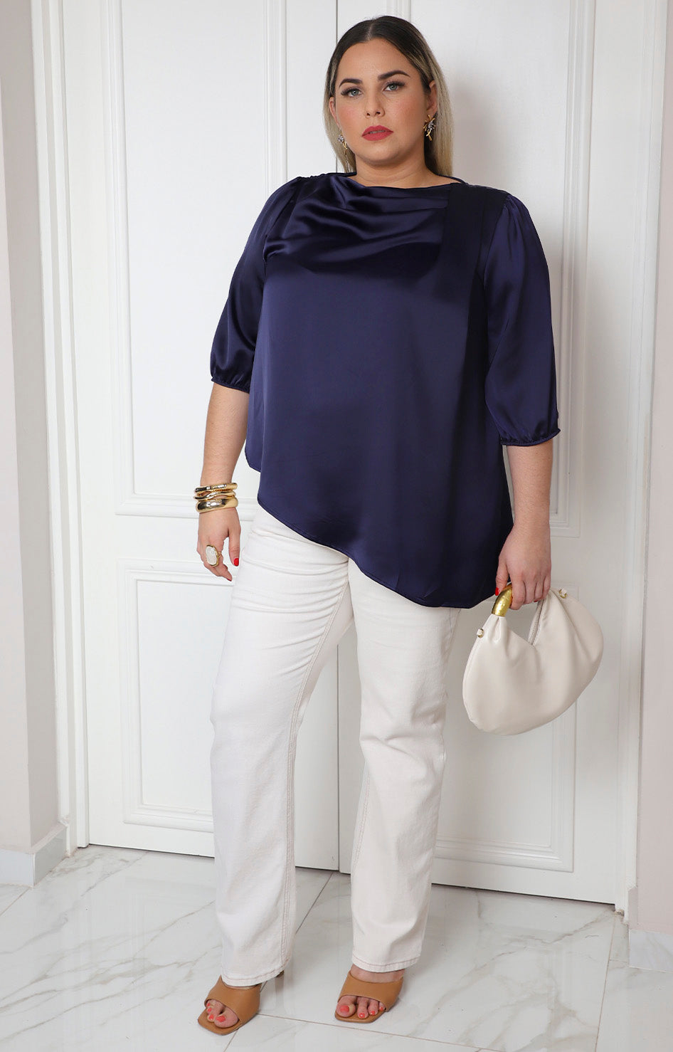 Blusa satinada con drapeado frontal y mangas globo