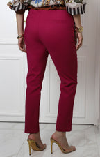 Pantalón magenta con hebilla dorada