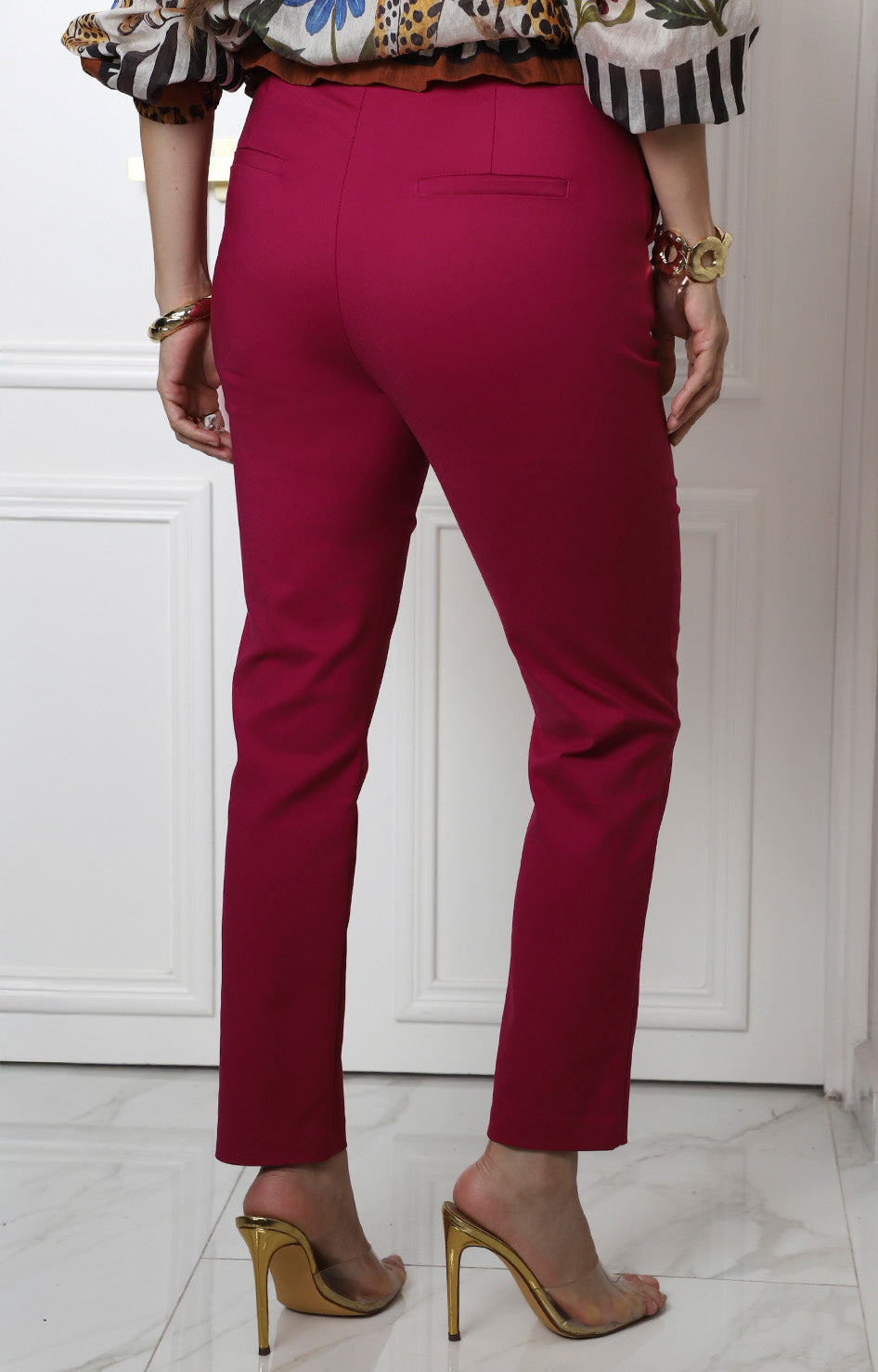 Pantalón magenta con hebilla dorada