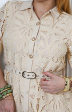 Vestido de guipur con cinturón