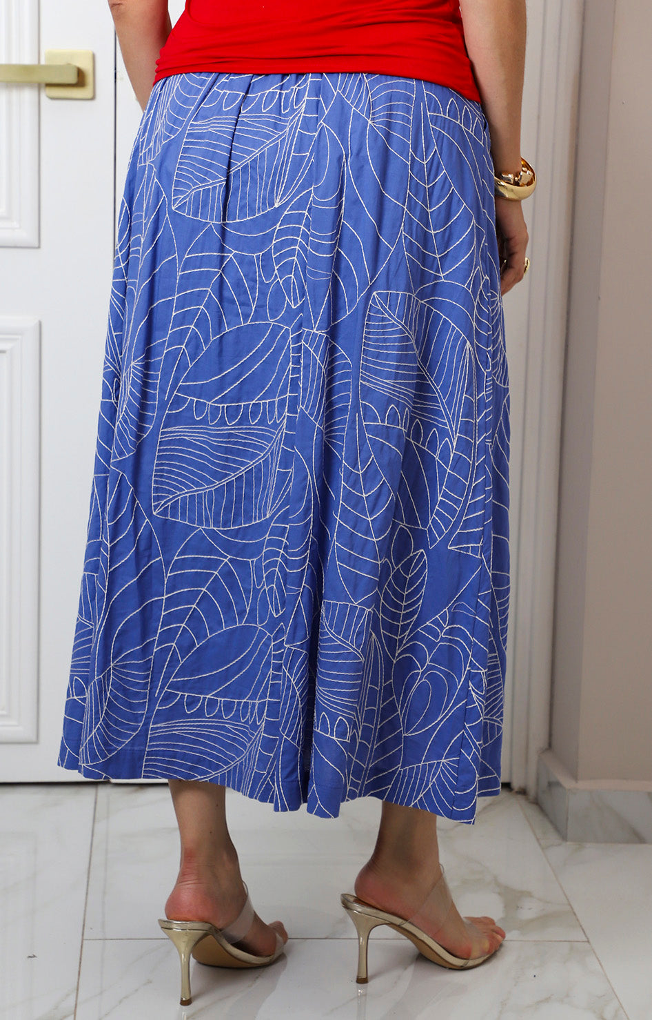 Falda azul con estampado de hojas