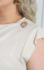Blusa cruzada con detalle dorado