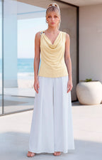 Blusa con cuello caído y broche dorado