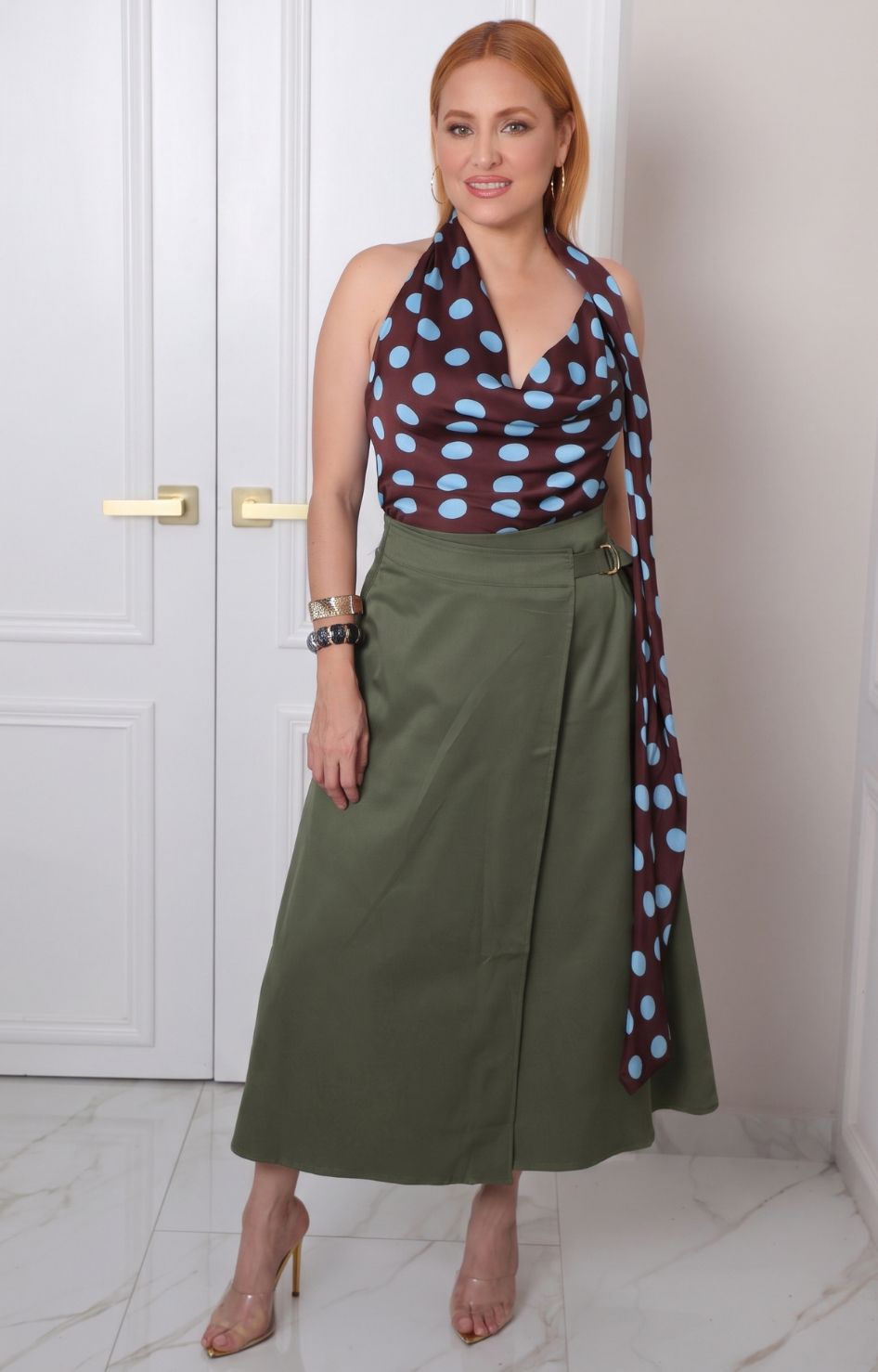Falda larga asimétrica Boutiquemirel con detalle dorado visible y diseño elegante de caída fluida