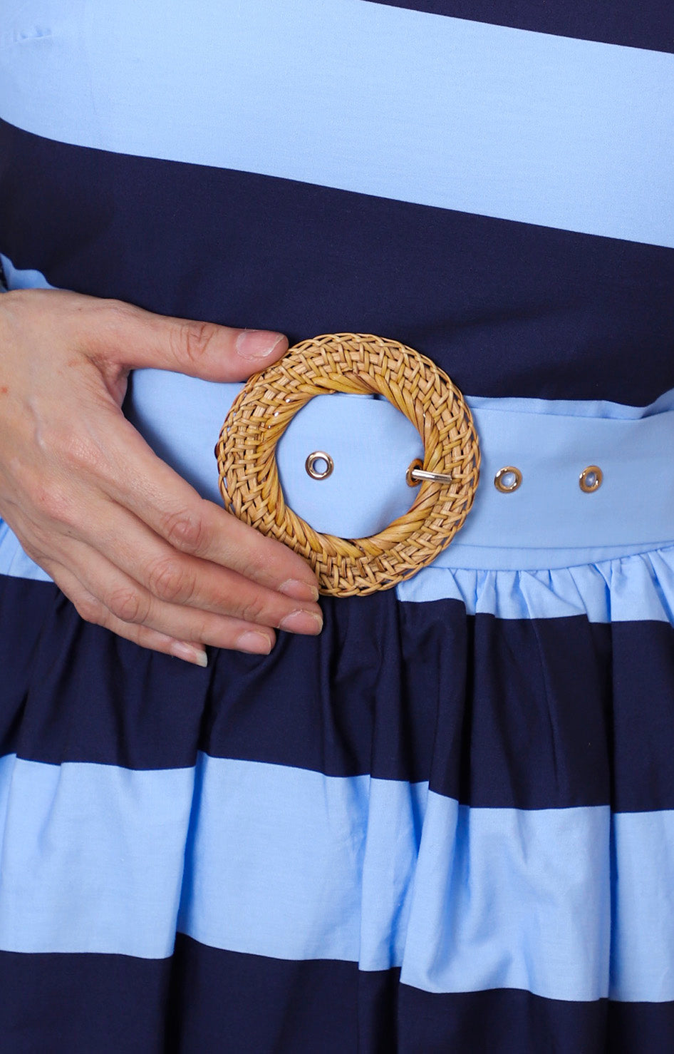 Vestido a rayas azul con cinturón