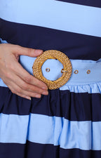 Vestido a rayas azul con cinturón