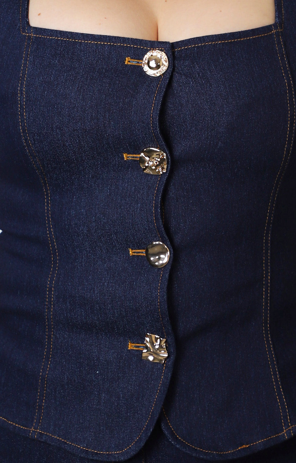 Conjunto de mezclilla con botones dorados
