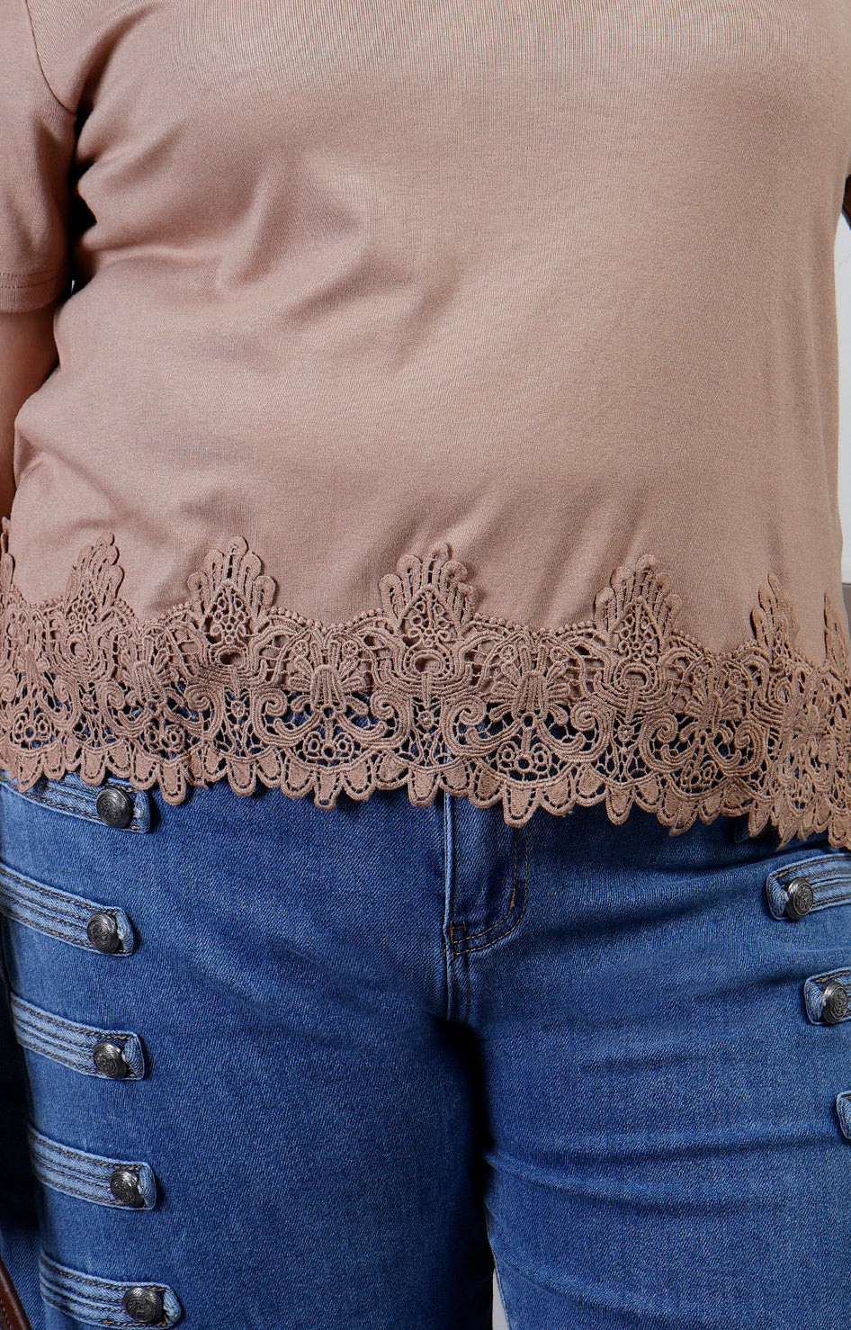 Blusa curva de Boutiquemirel con detalle de encaje, manga larga y diseño elegante en color neutro, vista frontal.