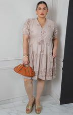 Vestido corto con bordados florales