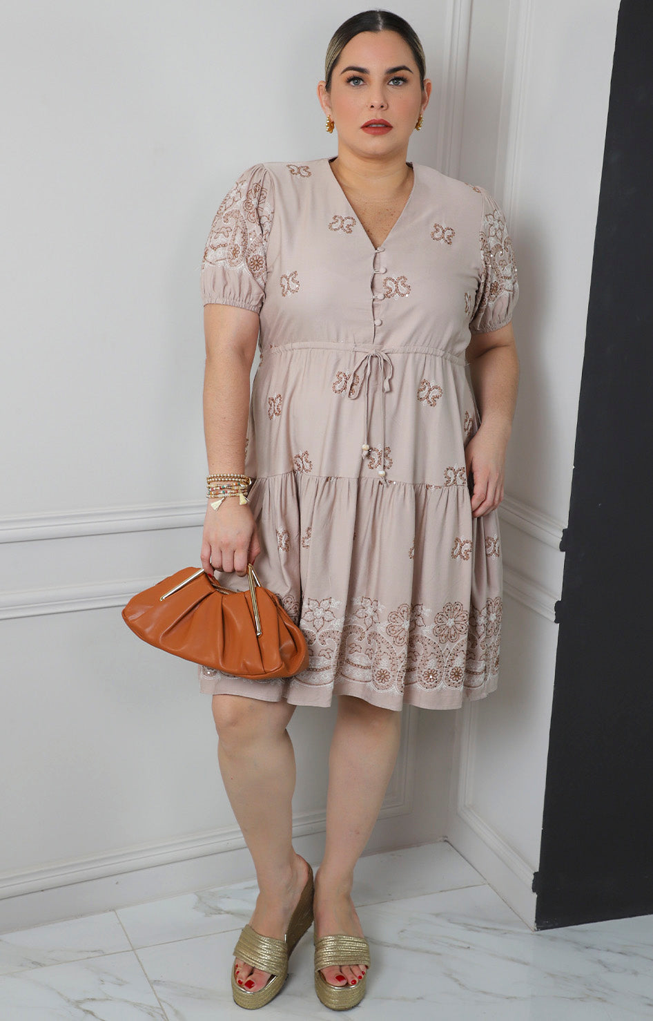 Vestido corto con bordados florales