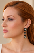 Aretes largos con piedras negras, diseño de chapa de Boutiquemirel