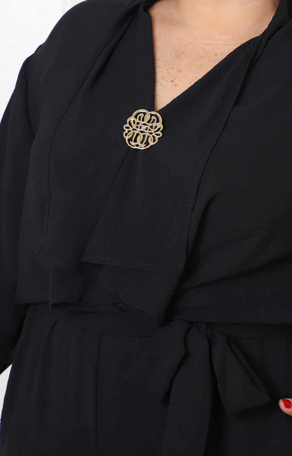 Palazzo negro largo curvy Boutiquemirel con broche dorado delantero