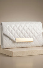 Bolsa clutch acolchada con broche dorado