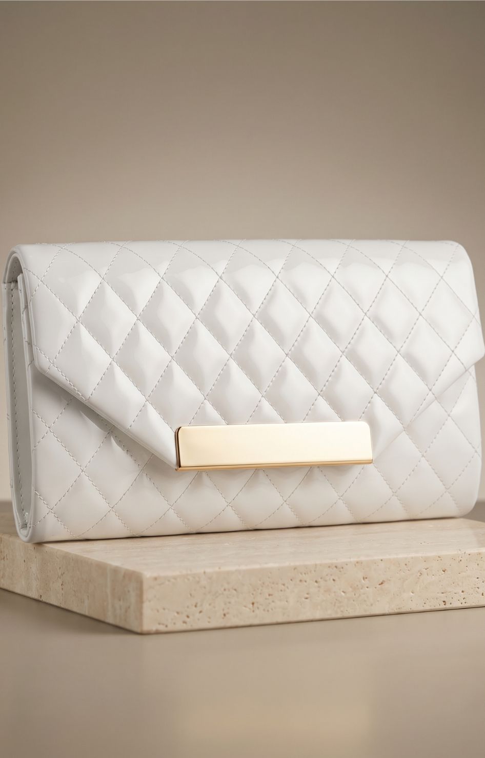 Bolsa clutch acolchada con broche dorado