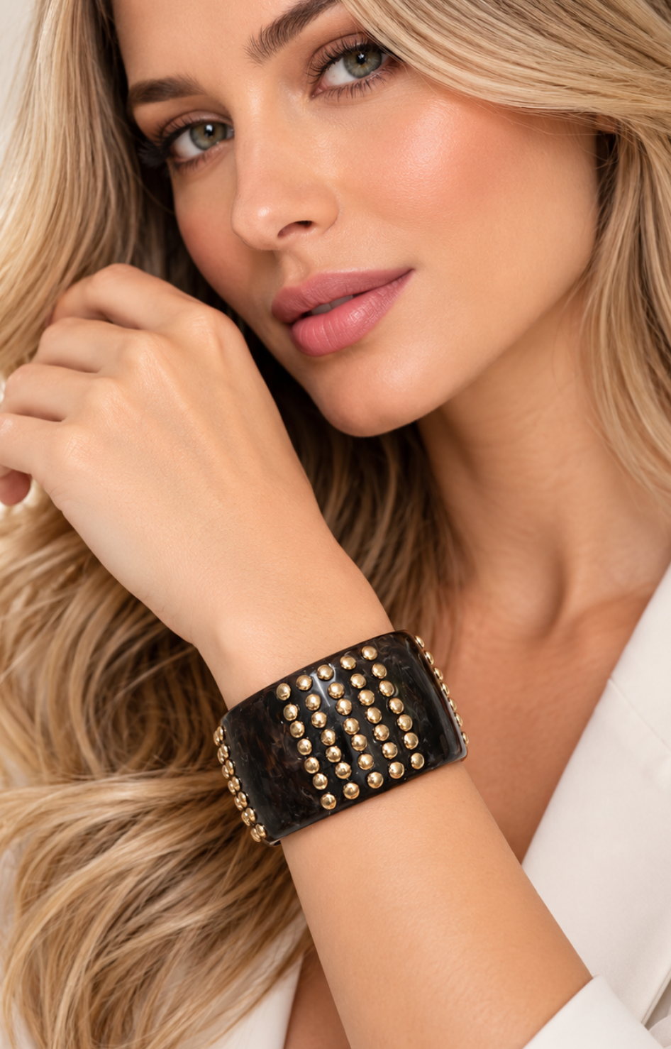 Brazalete ancho café con tachones dorados