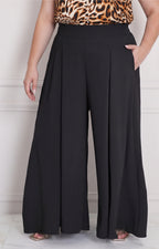 Pantalón curvy de corte amplio de la marca Boutiquemirel, mostrando el diseño cómodo y elegante en tela negra.