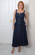 Vestido midi corto de mezclilla con tirantes de la marca Boutiquemirel, diseñado en tela de mezclilla de color azul claro.