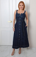 Vestido midi corto de mezclilla con tirantes de la marca Boutiquemirel, diseñado en tela de mezclilla de color azul claro.