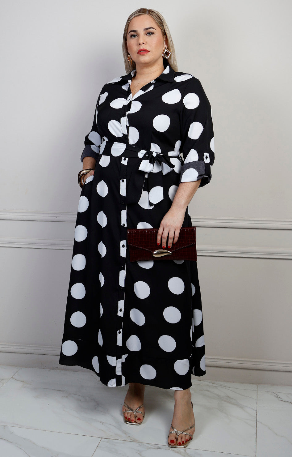 Vestido largo con cinturón y estampado de puntos