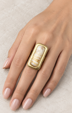 Anillo dorado con piedra beige