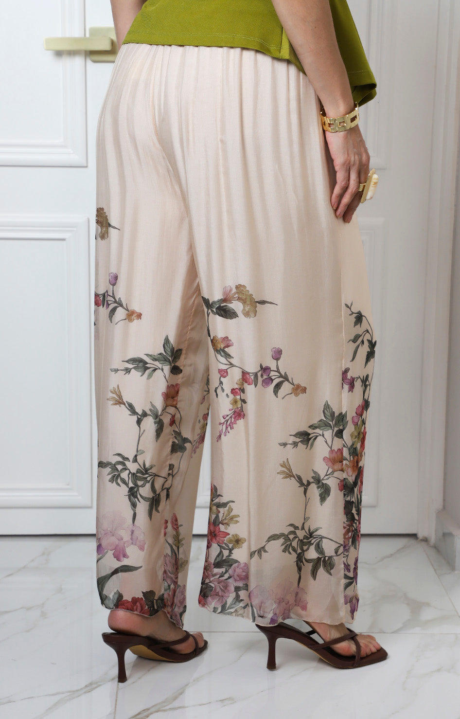 Pantalón beige con estampado floral