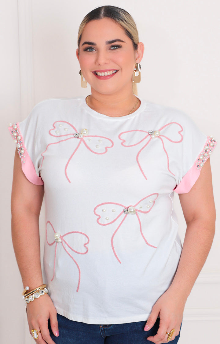 Blusa blanca con moños y aplicaciones