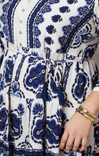 Vestido con estampado geométrico y lazo