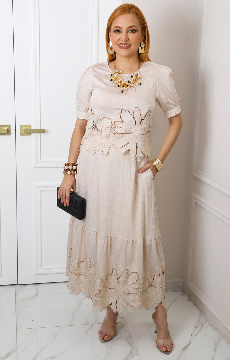 Conjunto beige con bordado floral