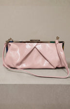 Bolso de charol con pliegues