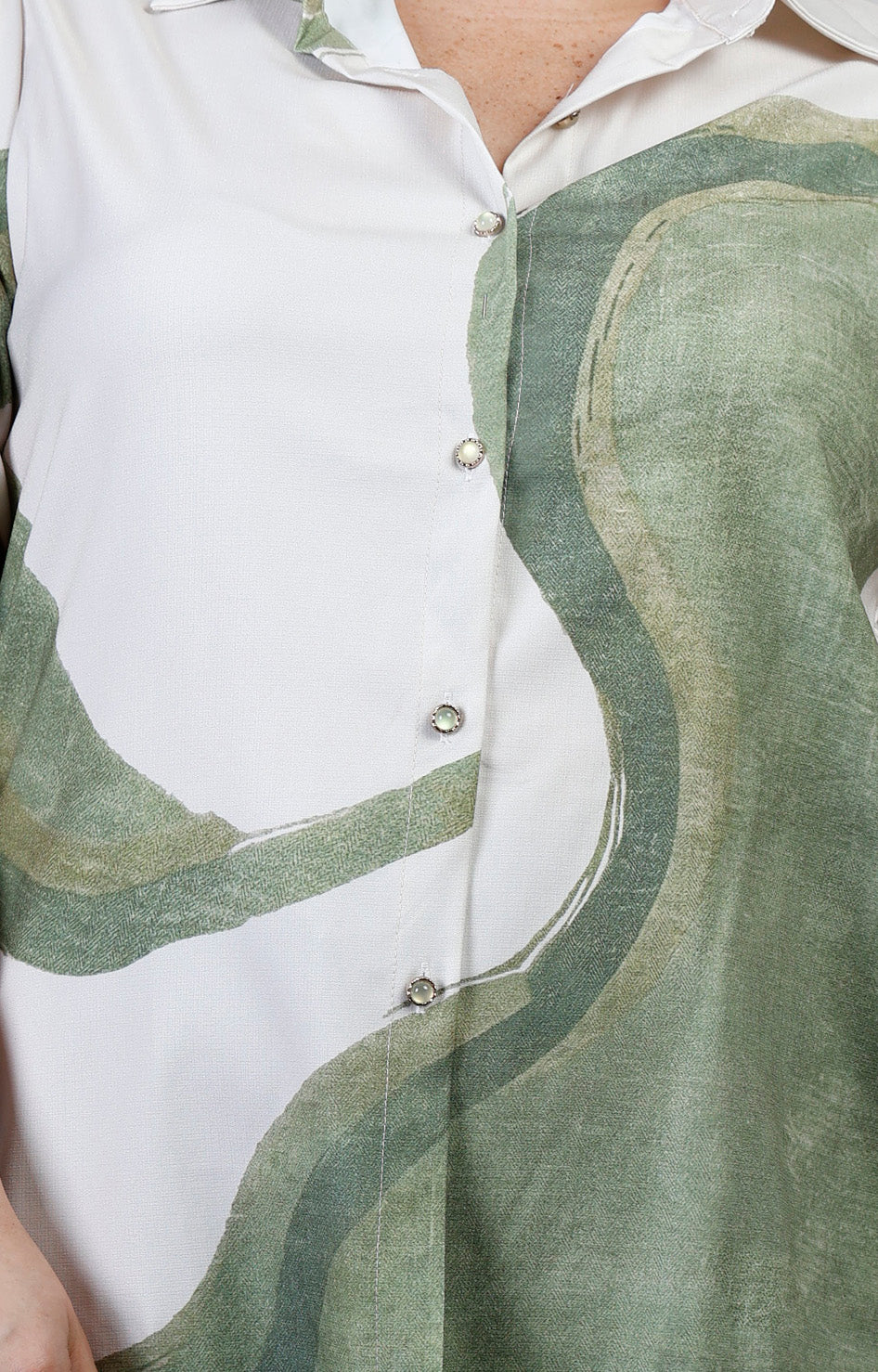 Blusa con estampado abstracto para curvy de la marca Boutiquemirel, vista frontal en color y diseño llamativo.
