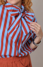 Blusa a rayas con lazo al cuello