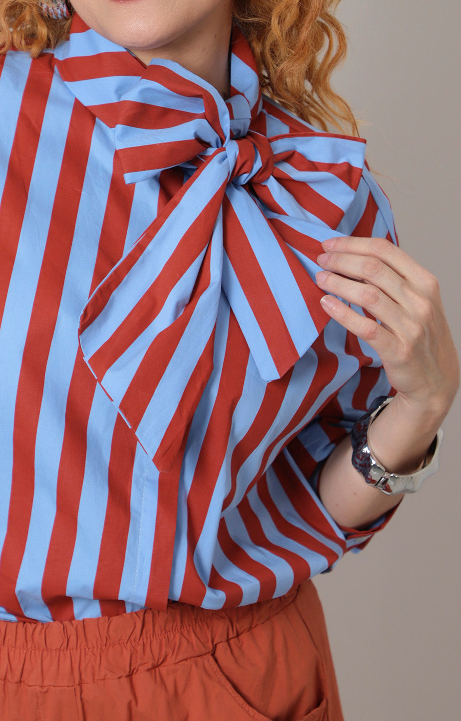 Blusa a rayas con lazo al cuello