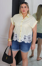 Blusa amarilla con encaje
