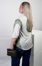 Blusa curvy Boutiquemirel con estampado abstracto, de manga larga y corte cómodo, en tejido ligero y moderno.