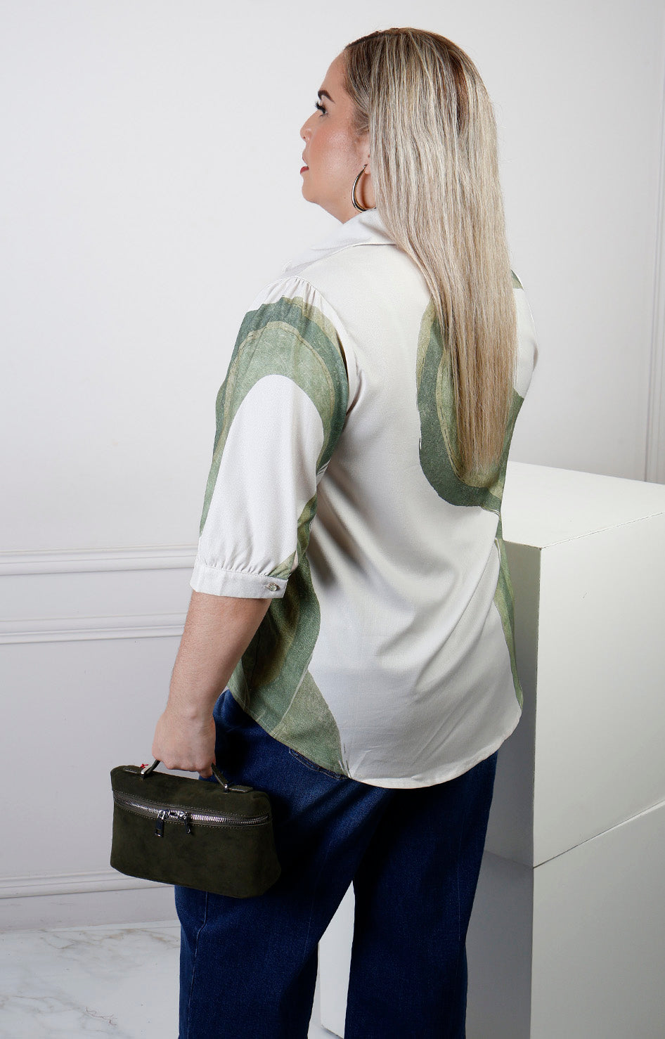 Blusa curvy Boutiquemirel con estampado abstracto, de manga larga y corte cómodo, en tejido ligero y moderno.